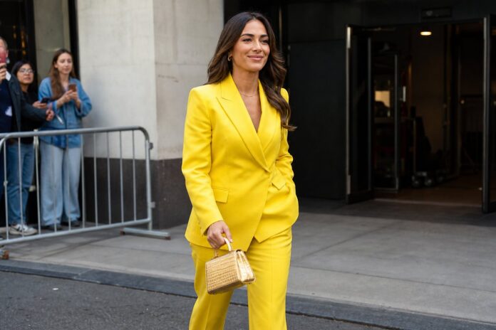 magicmoments_mindy-kaling-s-yellow-suit-was-eye-catching-but-her-gold-bag Mindy Kaling’s Yellow Suit Was Eye-Catching, but Her Gold Bag Stole the Spotlight